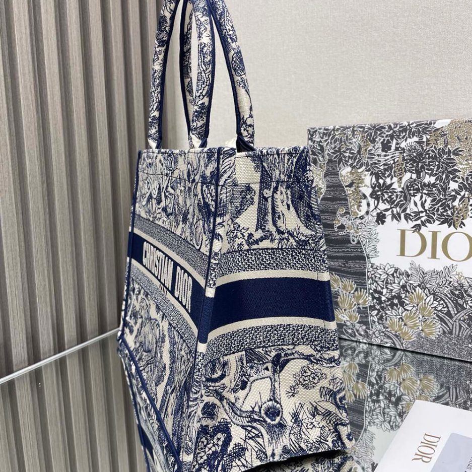 D*or medium D*or book tote